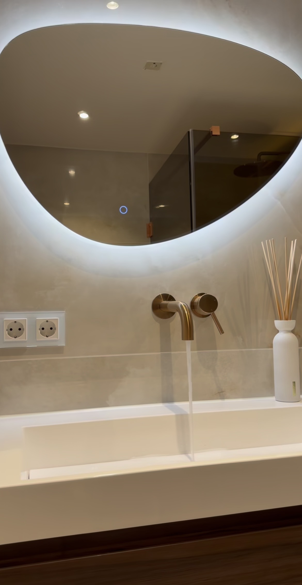 Salle de bain miroir LED vasque laiton brossé — DBD Paris
