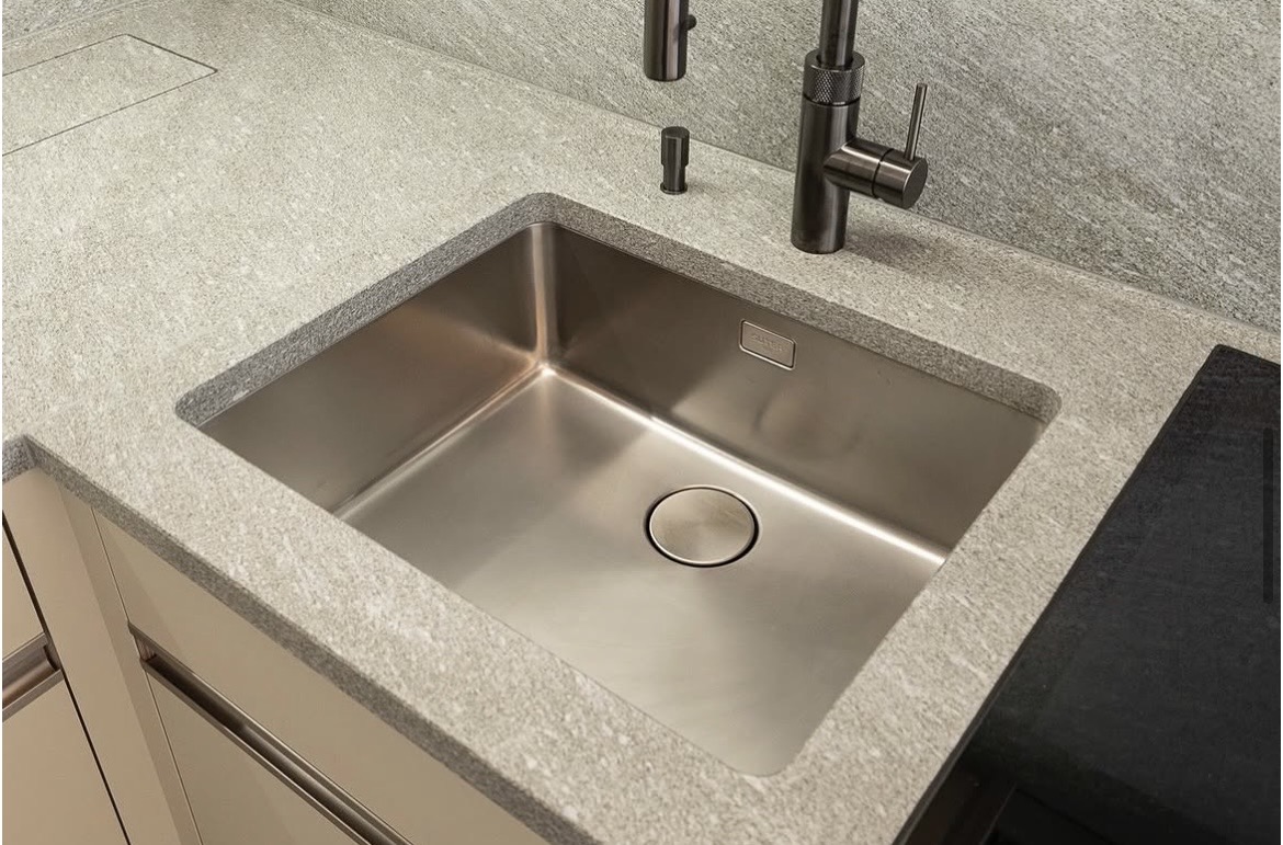 Salle de bain solid surface béton ciré — DBD Paris